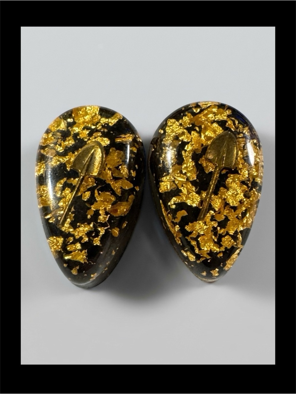Vintage 1960s Alaska Gold Flake Lucite Clip On Earrings Mid Century Souvenir EUC